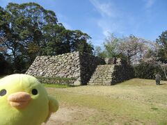 鳥羽山城の対岸、二俣城跡に来ました。
対岸ということだけど、
二俣城と鳥羽山城の間には川が流れていたんだって
今は流路が変わっているから、川を渡らずに来られるけど。

二俣城のほうは登山道などが整備されているからか、
お客さんもいる
