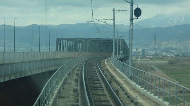 また村山橋で千曲川を渡る。<br /><br />ここは鉄道道路併用橋。来るときは反対側の席だったから川しか拝めなかったけど展望席だと橋の全容が分かりますね。<br /><br />