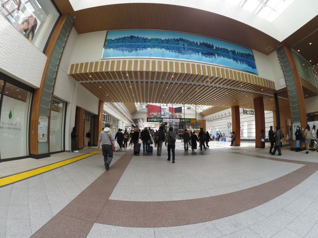 とのっちさま曰く、<br /><br />「次は乗り換え時間がタイトだから急ぐぞ、おっさん！」<br />「さすが組合員の合宿だけあって乗り換え時間もタイトに設定だぜ」<br /><br />※とのっちさまは実際は優しい方です。<br /><br />ＪＲ長野駅へ。<br />今度はどこへ？当然、次も乗るよ。<br /><br />「乗る、乗る、アンド乗る」<br /><br />第３部へと続きます。<br /><br /><br /><br />-つづく-