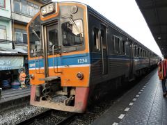 この列車でマハチャイ(Maha Chai)駅まで
ホームで日本人Aさん家族と一緒になり旅の話題で話が弾んだ。
