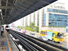 Saphan Taksin 駅（BTS）

12月08日（土）　　11:45

仕立てた洋服を引き取りにBTSの
Saphan Taksin（サパーンタクシン）駅から

