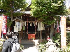 先には花園稲荷神社というお稲荷さんが鎮座