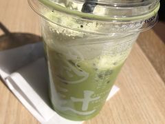 食後は辻利のカフェで濃い抹茶ラテ。
濃くてほんのり甘くて美味しい～(^^)