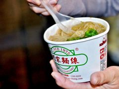 テーブルもなく店先で立ったまま食べるスタイル。
コレ、スプーンじゃなくフォークが欲しい。
なかなか食べにくい…