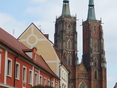 ポーランドで初めてゴシック様式で作られた大聖堂だそうで、13世紀に建設が始まり完成したのが1590年だそうです。それだけ時間をかけて作られたのに2つの塔は何度か破壊され1991年の再建され現在の姿になったようです。

確かに写真をみると、レンガと古くから使われていたであろう石材が混じっているのがよく分かります。

絵文字みたいな剪定をされた並木がかわいい。
おっと、いいところを撮影していまいました。
愛を誓うスポットなのかもしれません。