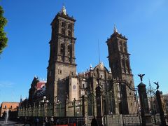 ホテル前の街を真っ直ぐ進むこと5分で街の中心へ。
ソカロに隣接して建つカテドラルは、1649年完成のメキシコを代表する教会。後で中入ってみます。