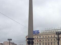 　モスクワ駅前の広場中央には，黄金の星を頂くオベリスク