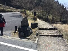 馬籠宿の観光を終えてバス停陣場まで来ました。
予定ではお昼を食べて13:30分前後のバスに乗るが
まだ11:40です。
