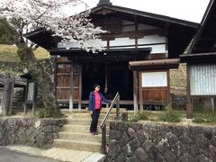 大妻籠から妻籠宿に入ってちょっと行くと光徳寺があり、
延命地蔵様がありました。
大きな立札の説明がありました。
石仏があり2人の僧が彫られていました。