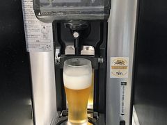 乗る前にラウンジで一杯。
キリンビールです。

あれれ、なんか少ないぞー？
（次、秋に行った時はちゃんとタプタプでした。）