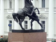　アニチコフ橋の「馬使い」の像