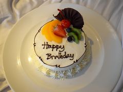 ホテルに戻るとお部屋にはケーキが。実は昨日、ママの誕生日でした。そこでホテルからバースデーケーキのプレゼント。とてもうれしいサービスです。