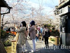 祇園白川の巽橋は、新しく「木製」のものに変わっていました。
これでは、風情は感じられないなぁ・・・
確か、今年の１月に来た時はまだ古いものだったのに。