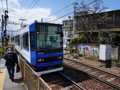 山を降り、近くの都電飛鳥山駅から荒川線に乗り、雑司ヶ谷へと向かう。
久しぶりに乗ったが、発車する際のチンチンと言う鉦の音が懐かしい。
電車は大塚駅前を通るが、この辺りは谷のようになっている。
坂を登り、しばらく走れば、雑司ヶ谷の電停に着いた。