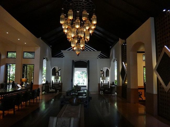 ホテルの道路側を散策してみた。<br />フロント。暗くてよく見えないけど・・