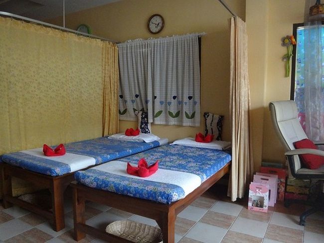 たしか、カーテンで4,5つに仕切られたと思う。<br />横には、フットマッサージ用の椅子もあります。<br />夜は混むので、この日は食事前に行ってみた。