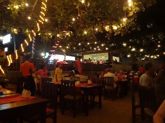 この日のディナーは、こちらもボプット御用達。<br />Smile Restaurant