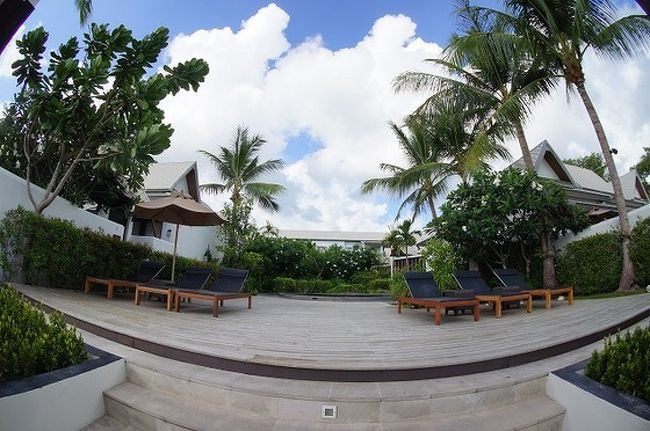 ホテル棟の横にあるプールヴィラエリア。