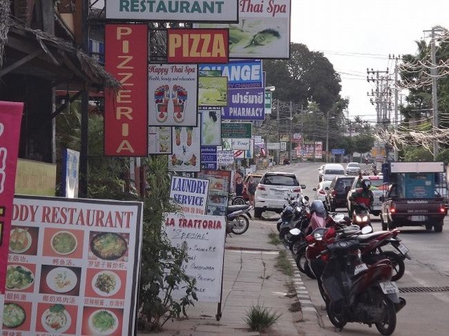 ホテルの前の道路向かいのお店。すごいお店の数に見えるけど、<br />一つのお店に看板2～4あるので、<br />タイ料理、イタリアン、マッサージ屋さん、<br />ランドリーサービス、薬局の5店舗です。