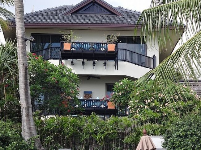 ビーチ側から見た私たちの部屋と２，３階。<br />やはり外から１階は見えない。