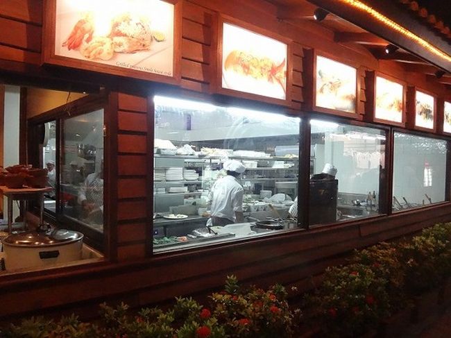 厨房が見えるのです。きれいな厨房であることもわかり、安心！