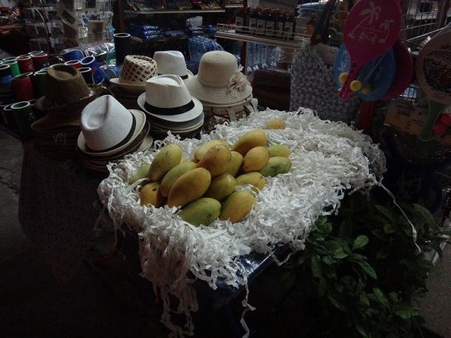 雑貨のお店に、マンゴーが売っていたので。<br />重さで値段が決まっていたような記憶が。