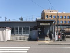 　直江津で乗り換え、一駅目の春日山駅で下車。元の信越本線で、今では第三セクターのえちごトキメキ鉄道妙高はねうまラインです。ちなみに略して「トキ鉄」です、えち鉄にすると福井県のえちぜん鉄道とかぶるので。上越市役所が近くにあり、そこそこ都会です。元の上越市が直江津市と高田市が合併して誕生した際に、喧嘩にならないように両市の中間地点に新しく市役所作ったみたいです。平成の大合併で更に周辺の市町村と合併し、上越市は更に巨大に。