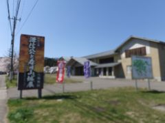 春日山駅というものの、春日山城までかなり遠くて歩きます。途中の上越市埋蔵文化財センターで謙信公と春日山城展がや開催されていて、無料で見学できました。戦国武将の上杉謙信、多分このエリアだと「謙信公」と呼ばないと怒られる気がします。謙信公の生涯とその前後の歴史、春日山城の歴史が展示されていました。
