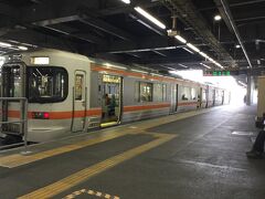 さあいよいよ今日のメイン　JR飯田線　に乗ります。
豊橋駅の一番端のホームです。