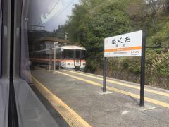 JR飯田線の温田駅。
この駅で飯田駅発の秘境駅号とすれ違いです。
