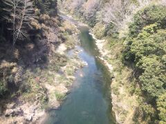 三河川合駅の近くの鳳来湖に続く川が鳳来峡でしょうか？
奥には乳岩峡もあるようです。
板敷川の美しい流れの後は、東栄駅にかけての宇連川は深く切れ込んだ渓谷になっていました。
豊橋からの愛知県もそろそろ終わりです。
東栄駅を過ぎると静岡県で天竜川に沿って北上します。
