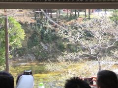 愛知県、静岡県、長野県と続く飯田線は愛知県は
宇連川に沿っており、静岡県に入ると天竜川に沿って
長野県に入っていきます。
9番目の駅湯谷温泉駅を過ぎると川の底が平になってきました。