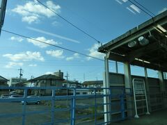 小牧駅は地下ホームですが、地下なのは小牧駅だけで、すぐに地上に出ます。

駅名に入っている田県神社、何か特殊な祭りが有名らしいのですが、事前に調べていなかったので、関心を示さないままスルーしたのでした。

そういえば、名鉄小牧線には、味鋺（あじま）、味美（あじよし）、味岡（あじおか）と、何か飲食店の名前にでもなりそうな駅名があります。
実際は、地名に、「味」に、共通する由来があるのでしょうか。
それが何か、までは、すいません、調べていません（苦笑）