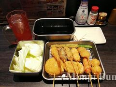 串カツ盛り合わせと、別注でキャベツとチューハイも！
一人だと、カウンターに案内されることが多いですが、意外と死角になっていたので、写真も動画も撮り放題～！
お腹が膨れたところで、宿へ帰り、明日に備えます。
明日は早朝に出発し、関空へ向かいます。