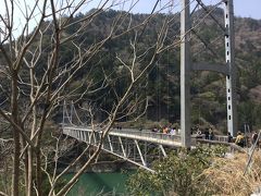 津具大嵐停車場線の橋の向こう側は愛知県豊根村で、
天竜奥三河国定公園です。
