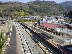 ●JR伊予吉田駅

旧吉田町の散策を終えて、再びJR伊予吉田駅に戻って来ました。
誰もいない駅。