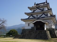 ●宇和島城

現存12城の中の一つです。
藤堂高虎創建の天守を、1666年伊達宗利の時代に再築したものです。