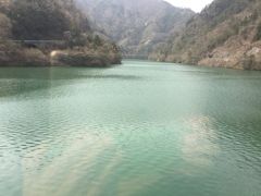 平岡駅を出ると平岡ダムがありダムの上流は2-300mも川幅がある
天竜川、平岡ダム湖です。
深い緑色です。