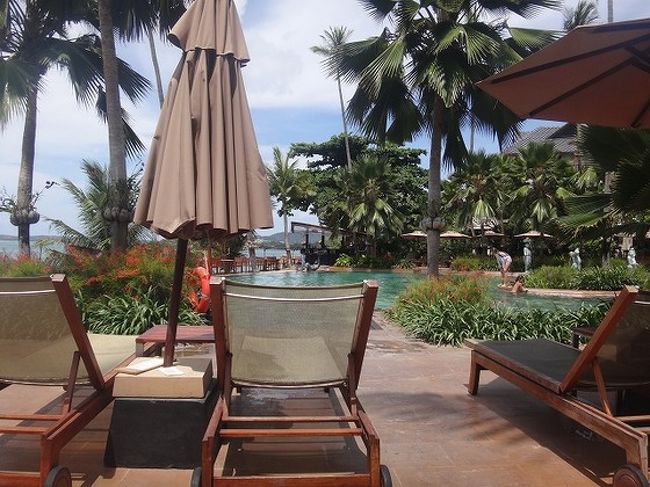 ちょっと、プールサイドでのんびり。<br />部屋から出て、すぐの場所。<br />何か忘れ物しても、トイレ行くにも、楽！<br />