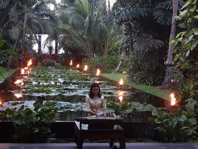 スパを出たら、楽器を奏でていました。いい音色～