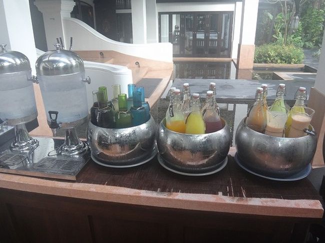 帰る日です。最後の朝食。<br />ジュースもいろいろあった。