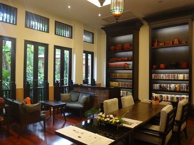 空港までタクシーをお願いし、車でクーラーの効く<br />ライブラリーで待つ。