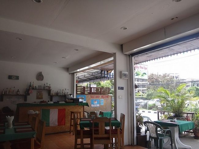 お昼は、ホテル向かいのレストラン。<br />1つは最初の日に入ったので、もう１つのイタリアンに入ってみた。<br /><br />他に客なし。陽気なおじさんがオーナーみたい。