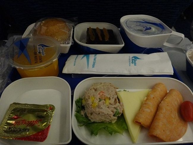 冷たい機内食。パンにはさんでサンドウィッチにすると<br />おいしかった、