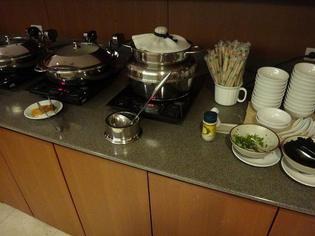 JALラウンジ、狭くて混んでいます。<br />またつまみましょう。