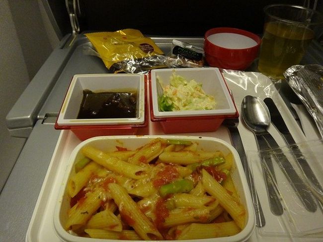 機内食を早く食べて、寝ます。深夜便で、日本麻着だから。