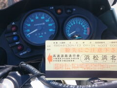 今日のスタートは、新東名高速道路の浜松浜北ICから。
昨年のGW初日に新東名高速道路に乗ったら、最初のPAを通過する直前で動かなくなってしまった、というトラウマを払拭すべく、東へ向かいます。

というわけで、無事に到着した最初のPAで記念撮影。