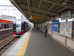 ここから、名古屋方面ではなく、さらに知多半島の先の方まで行く内海行きの電車に乗る。
今度の電車は特急電車。