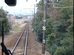 知多新線は全線単線。
しかも、富貴駅から次の上野間駅までの駅間が異様に長い。
沿線にほとんど家がないし...