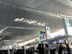 羽田空港で母と合流。さっとチェックインをして、朝も早かったので朝ごはんを食べに向かいます。